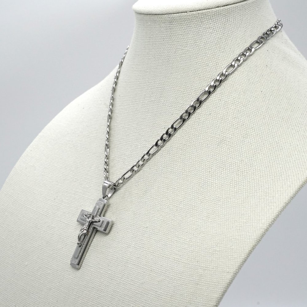 Beautiful stainless steel crucifix and chain. - Picture 4 of 8